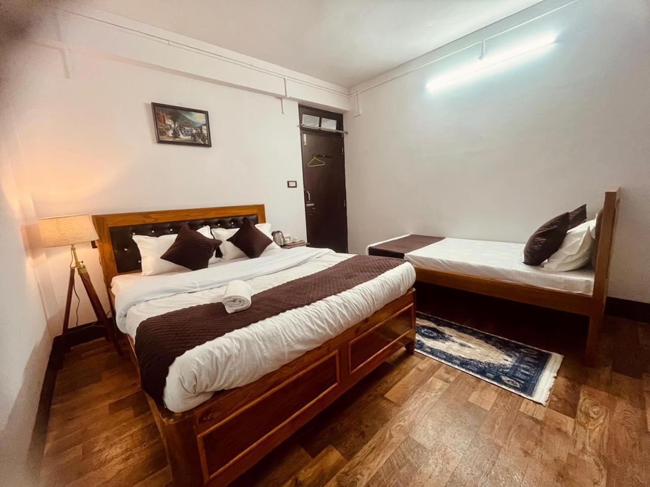 Forest Lodge - 80 Mts From Mall Road 大吉岭 外观 照片