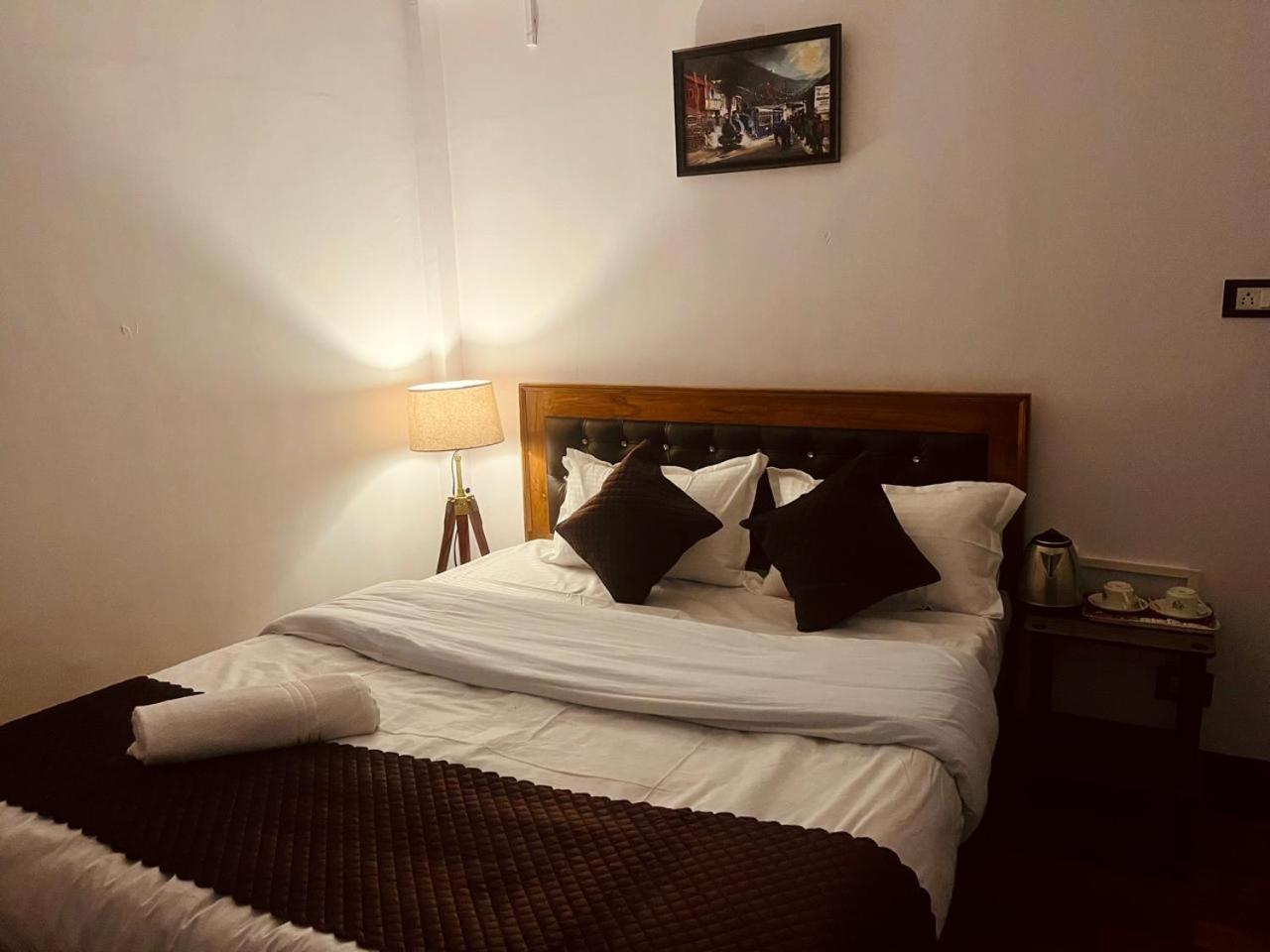 Forest Lodge - 80 Mts From Mall Road 大吉岭 外观 照片